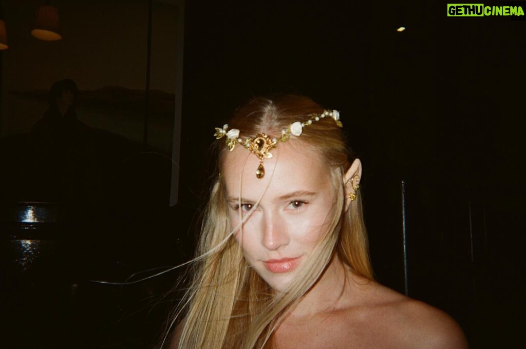Danika Yarosh Instagram - patiently waiting to play an elf warrior princess… putting it out into the universe 🧝🏻‍♀️🗡️🏹🌿🌙✨🦌