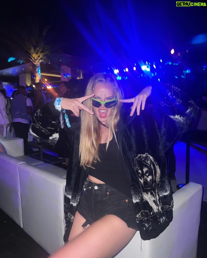 Danika Yarosh Instagram - since everyone else is posting from coachella rn… throwing it back to this time last year from ya girl’s first coachella 🪩🌵🤠🧚🏻‍♀️🎡👽