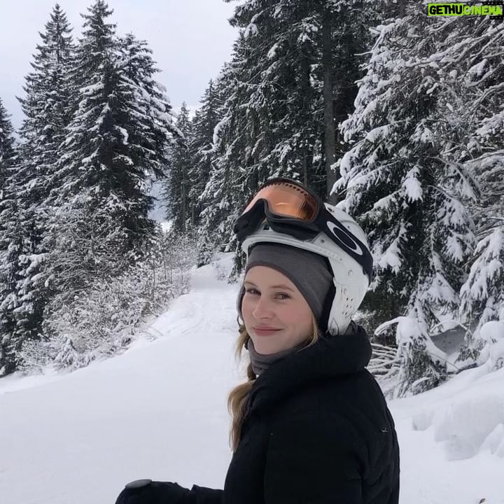 Danika Yarosh Instagram - this time last year ✨🍷❄️☃️🐴🏔🛷🇦🇹 @stanglwirt