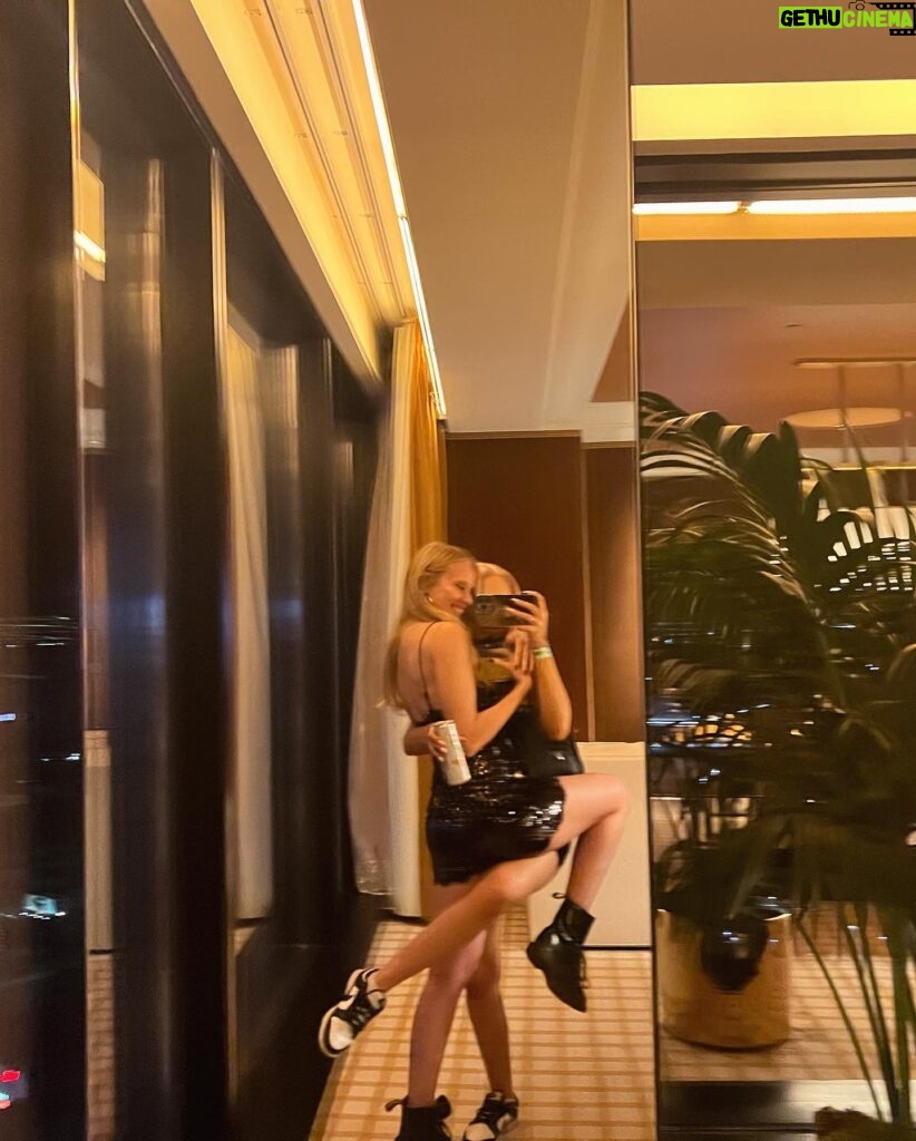 Danika Yarosh Instagram - vegas dumppp! best pics gotta stay in the camera roll tho 😈🎰🍸💒🥥🕺🏻🪩🍑🐸👯‍♀️🪕✨