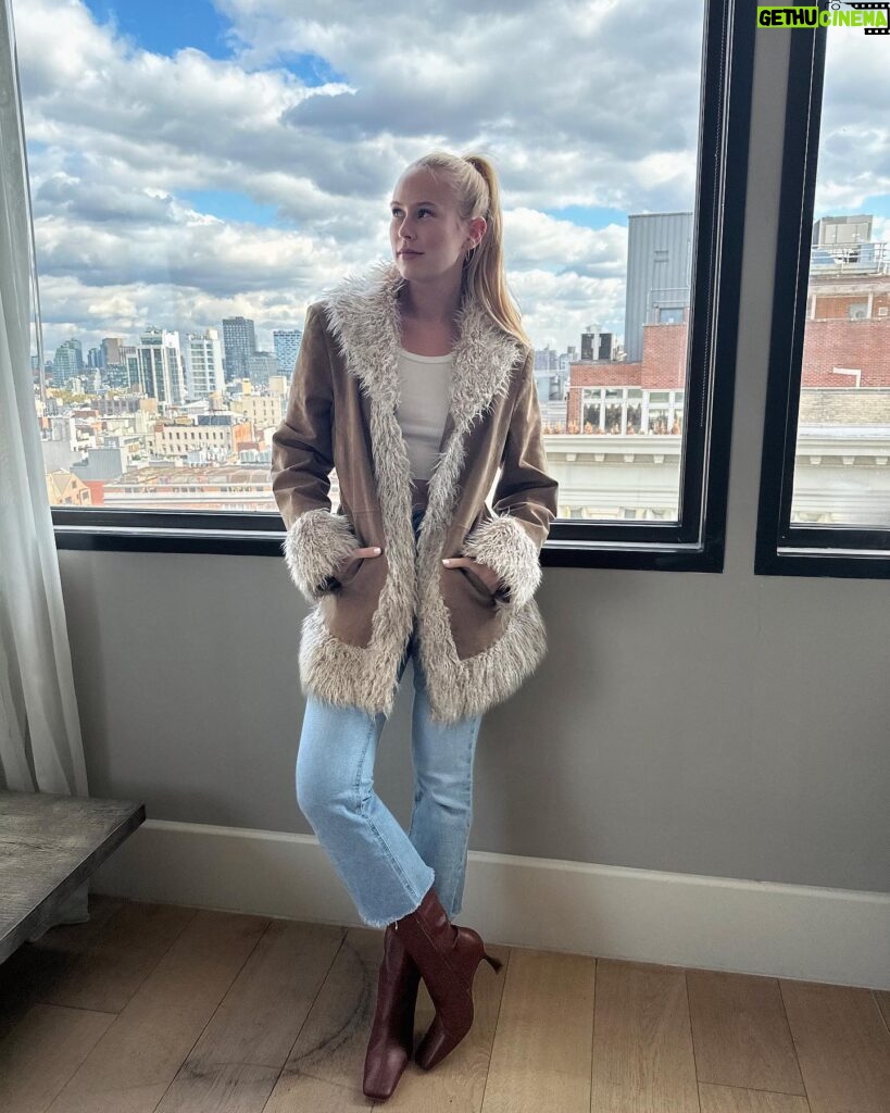 Danika Yarosh Instagram - ☁️🧸🏙️🤎🍂🚖 @11_howard