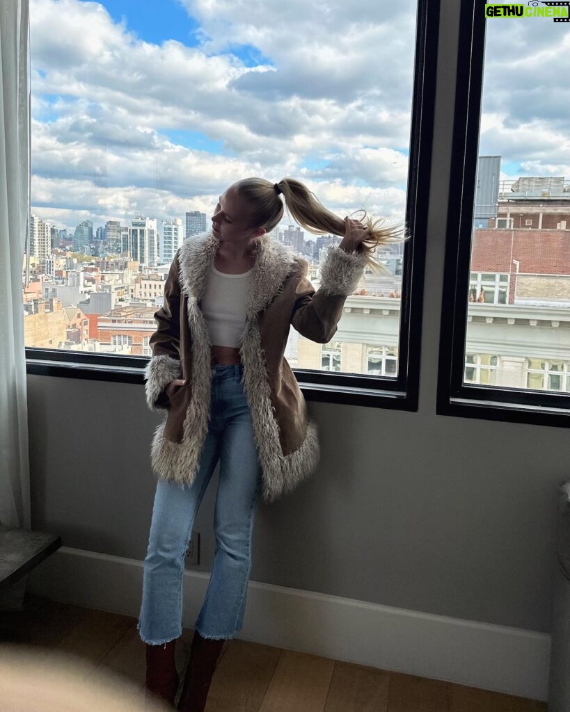 Danika Yarosh Instagram - ☁️🧸🏙️🤎🍂🚖 @11_howard