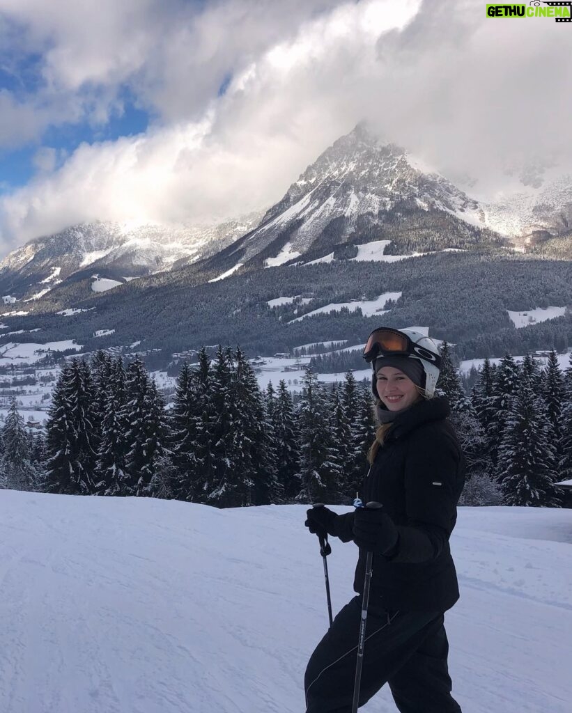 Danika Yarosh Instagram - this time last year ✨🍷❄️☃️🐴🏔🛷🇦🇹 @stanglwirt