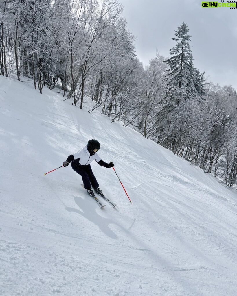 Danny Beeech Instagram - 身為台灣小谷愛淩，我真的是在進行滑雪訓練，完全沒有在玩樂的意思，所以我全身痠痛到爆炸，然後我走投無路買了一個我一直覺得很豪小的東西，就是那個磁鐵貼紙易利氣 他說明書很靠北，說痠痛的點，左右各貼一顆，我想說，老娘整隻腿從北到南都酸炸了哪有辦法說出哪個點 我就隨便肩膀一邊先個貼兩顆，腿一邊貼三顆，亂貼 我跟你們說，我的老天，有夠有用!!!!!!!!!!!!!!!!!!!!!!!!!!!!!沒多久後就不酸了!!!!!!!!我那爛掉的肩膀跟腿居然瞬間不痛?????????? 我馬上立刻把剩下的全拆開，狠狠貼我自己，我一共貼了18顆在身上哈哈哈哈哈哈哈哈哈哈哈哈哈哈哈哈哈哈哈!!!我就是一個行動的大磁鐵哈哈哈哈哈!我這個人真的有強大磁場! 我查了之後發現原來台灣有賣，代言人不知道為何要穿魔術師的衣服，可能這真的很像變魔法一樣會馬上不痛哈哈哈哈哈哈哈哈 這樣隔天貼著再去滑雪 當然還是會痠，但就是痠痛度下降很多 因為他可以連續貼著五天，所以我現在還沒撕掉，我想說我該不會18顆撕掉那一瞬間，直接酸痛到昏倒在地哈哈哈哈哈哈很像護法沒了! 這東西真的太神，這一輪的撕掉後，我全新一批我目標要貼個50顆哈哈哈哈哈哈哈哈哈! 可能要貼滿也是可以啦唯獨奶頭不用貼這樣 沒有連結因為這不是葉配 #滑雪 #ski #thenorthface #hokkaido