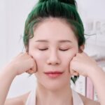Danny Beeech Instagram - 觀望嬌蘭新品的可以讀完分析再決定要不要買!我測試一個月好好用~~ 原本我想說完了完了因為母親節快到，業配數量會有點多，我也是想在創作跟商業之中取得好的平衡之外，也不希望表弟妹萬一太過腦粉看了就亂買東西，喔然後我這份心情被一些表妹的故事正式吹散! 最近因為我阻止不了旁人死要被去愛情詐騙(我上周有寫)，有一個表妹私我她被詐騙的超詳盡過程，看得我很心疼，她詳盡的心路歷程讓我總算了解這其中的詐騙核心，我總算懂為何旁人會敵不過噁康!! 她寫給我的信用了確認偏誤這詞三次，勤學如我馬上去查。 名詞解釋: 是個人選擇性地回憶、蒐集有利細節，忽略不利或矛盾的資訊，來支持自己已有的想法或假設的趨勢 白話就是有點類似腦粉的精神 因為確認偏誤，所以旁人很難攔住那些紫葳死要轉帳。(謝謝那位表妹讓我總算了解) 那真的是來確認偏誤丹妮好了，不如錢都盲目來買業配產品至少你還會皮膚變好 !!!!! 來今天乾媽，我整整測試了一個月 嬌蘭 皇家蜂王乳淨亮精華水 適合誰:皮膚小粗暗/或是覺得可以更細嫩，皮膚想再亮的貴婦 這瓶主要用了AHAs 天然複合酸!!!分子很小，非常優異的滲透力跟溫溫柔柔吹氣般的拋光 我很認真使用一陣子，我幾乎整個二月都在雪地中渡過，我白天都在滑雪，然後日本暖氣又開的跟赤道一樣熱，就是一種冰火五重天! 搞得我每次去到北海道我皮膚都會變的很粗又很乾又暗有時候還刺的，我這種時候都只能用一些求生存類的東西，就很修復或瘋狂保濕，但那種粗感就會延續整趟滑雪旅程，我無論怎樣敷面膜都一樣粗! 這次我冒著行李超重的危險(老娘還要帶雪衣安全帽之類)，還把嬌蘭這罐扛去測試，我大概在北海道第三天皮膚差不多已經粗開始用，認真用幾天，ㄟ真的嫩回來!!膚色也比較均勻!! 那我也很老實，這產品分析到這你會覺得很像另一罐別的品牌也很紅的水(其實有兩三個品牌哈哈哈)，因為這種拋光水的產品非常受到市場的歡 迎，你一定會問我哪一罐比較好? 沒有誰比較好或壞，是幾罐完全不同的科技跟成分邏輯，，同時期選一瓶即可，但有可能你八字適合這罐配方或那罐配方，那嬌蘭獨特之處在於蜂蜜搭配果酸！以全新發現亮白效果超越菸鹼醯胺的珍稀白蜂蜜搭配維他命C及AHA，運用微酸煥膚追求超溫柔的拋光，所以我居然整天在風雪中的皮膚理論上不太能用酸類，卻也能用。我可以感受到嬌蘭是針對追求超溫柔呵護的細緻度。 用的時候要搖一搖，可以發呆觀賞瓶子裏面的煥白成分雲母雲霧繚繞， 跟著使用步驟「一搖二拋三拍拍」就能拍出拋光亮 肌膚澎潤細緻又爆光 使用嬌蘭的產品會有滿滿的療癒尊貴感，好放鬆也很愉悅。 那同時現在小紅書紅成一片的的油類保養，皮膚的保濕是有油向水向兩個，兩者齊發才能 皇家蜂王乳平衡油3G 我很老實，測試這罐前我也超級膽戰心驚，因為我很害怕錯誤的油到我臉 上我會長痘痘(好油不會長痘痘)，所以我一路從脖子>額頭>全臉這樣漸進式測試~ 喔喔喔喔喔難怪這罐是蜂王乳系列臺柱!! 這罐一開始豐潤如蜜但化開後又漸漸輕如精華，是精華也是油。非常輕的質地，如果用女性身材來形容，就是BP的Rose那樣的輕，但卻又能增加皮膚的潤度，然後一縷輕煙的就被吸收了，很適合台灣接下來的赤道氣候。 然後黃金微粒會bobobo在皮膚化開，皮膚很亮很潤，為保養品多添增一份修護力~ 但我也超級老實，這罐不適合北海道下大雪的極致乾到死氣候，因為他太輕了，但台灣用就完美!!!! 這罐我朋友鳳姊也有用，她無敵沙漠皮，她也很喜歡，如果想要臉直接便燈泡，兩瓶一起用一不小心就會亮到過曝，給你們一個參考!請確認偏誤巨星我本人，感謝! #皇家蜂王乳淨亮精華水 #皇家蜂王乳平衡油 #嬌蘭超派保養 #嬌蘭#Guerlain