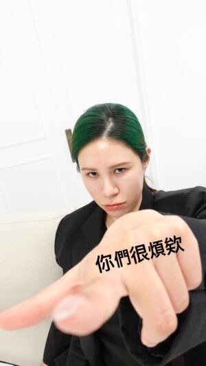Danny Beeech Instagram - 我朗誦我維基百科的時候，寶光哥跟旁邊化妝團隊都笑瘋了!!!!(我沒有事先跟他們講我要拍什麼) 
 
表弟妹你們很煩ㄟ要馬就不要設!!(兔子遮臉哭跑) 
 
丟臉死我哈哈哈哈哈哈哈哈阿哈阿哈哈哈哈哈!!友人奇葩也是笑我笑三天!!! 
 
上周我又抓狂的找了我御用的皮膚科醫師，因為我換季又落難，皮膚就先長了一顆痘(面臨精神崩潰)，然後又有長類似疹子的東西(直接崩潰) 
 
我哭腔說:醫師~~~~~~~~~~換季怎又這樣~~~~~~~~~~~~~~ 
 
醫生說:因為現在天氣是一天之內經歷春夏秋冬~比較敏感的人會這樣 
 
但其實我踏入診所前，當下皮膚是沒有再長什麼，因為我就很苦惱思考，我想我臉上菌種應該失衡，我就把蘭蔻小黑瓶跟小黑安瓶一起狂擦了三天(連假那時候) 
 
它們都有2大酵母菌 5大益生質
幫你的臉補充好菌 打敗壞菌
毛孔、痘痘、顆粒全部妥妥改善
小黑安瓶就是開turbo 有小黑瓶的成份
再加98%高濃度阿魏酸，
一夜密集修護，睡醒換一張臉，適合緊急狀況
 
就真的皮膚沒有再多長!!!!小黑家族就是真的<修護>這件事情超級有感，屢試不爽!!!那繼續使用就是會皮膚感覺嫩嫩的，狀態就會在一個平安的狀態，平安就是福!!!!!!真的有夠好用!! 
 
兩個質地比較 小黑瓶清爽一點；安瓶會再稍微潤一點
但兩瓶上到臉上膚感都是舒適的 不會有黏膩感
總之小黑瓶早晚擦 妝前用也超貼
小黑安瓶就需要任何約會、婚禮、聚會前每晚使用
 
像前年我去潛水時，因為當時超過半年沒下海，要在陸地的池子先上複習課，那池子的水是我頭髮的顏色，綠色，我上岸後皮膚直接陣亡大爛，一片紅(但臭直男完全部保養的潛水教練，沒防曬每天下那池子，皮膚還真好..............) 
 
我那天到家真的狂把小黑瓶往我臉上狂擦(我就覺得池子壞菌過多) 
 
真的兩天後好超多，害我現在都警告自己一定要固定下海，不然超過半年又要進那生化池哈哈哈哈哈哈哈哈! 
 
 
那一樣準備一個正貨給小祖宗，你們留言愛心隨便，看要跟我懺悔維基百科沒幫我好好寫還是皮膚怎樣都可以哈哈哈哈哈哈哈哈 
但記得在母親節前先去櫃上兌換小黑瓶啦
 
#小黑瓶 #最強修護 #好菌養膚 #超越酸醇秒嫩亮 #小黑安瓶