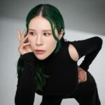 Danny Beeech Instagram - 播報國際新聞這麼久，已經說氣候多異常多熱說了兩三年，足足三年的氣候變遷新聞資料在腦子，但結果今年又櫻花超早開雪很早融化，一點都沒好轉嗚嗚看來今年又是一個突破天際爆幹熱的一年! 我不能說我是超級環保分子但至少還會有基本的環保sense，我媽邱女拖著舅舅自行去預定家宴的餐廳，我看到菜單有魚翅，我跟我妹還不顧一切出動在家族大群組，不顧一切的好言相勸長輩們不要吃魚翅，同時還是要感恩舅舅工作繁忙之餘勞苦功高的去看餐廳(在此還是很感恩舅舅) 但還是要強調吃魚翅非常不環保跟對鯊魚很殘忍，也根本不好吃，邱女還很不爽的說已經付訂金了不能改 我馬上一馬當先說沒事沒事我來打電話!大家別麻煩我處理~~~~(親切) 我就馬上查好電話等傍晚時直接打給餐廳，我說:姊姊，我不要魚翅，幫我換掉 結果舅舅在群組繼續說:可是你阿嬤很喜歡吃魚翅 我只好回:好那就訂一份給阿嬤。 後來我晚上比較閒的時候一查，以下來自網路 吃魚翅的壞處 海洋中的污染物如重金屬和毒素，在海洋生態食物鏈頂端的鯊魚，經由生物放大作用後，將各種海洋生物體內的污染物累積到鯊魚體內，當人類吃下肚後，便可能將重金屬與毒素一同吃進體內，魚翅內含高量的神經毒素BMAA ，可能對人體健康造成威脅，包括增加阿茲海默症的風險，攝取過量將可能損害腦部、神經系統。 哈阿哈哈哈哈哈哈哈哈哈哈哈哈哈哈哈吃魚翅跟本超毒哈哈哈哈哈哈哈哈哈，哪個白癡謠傳下來說很補??????!!!!!!!!!!!!!!!!!!!! 我阿嬤就是一個TLC沉重人生裡面尺碼的年長者，我看她吃下去就是更短命!!!!!! 哀總之今年又是或會破紀錄的熱，我最痛恨的夏天又要來了，因為要想盡辦法讓妝容很持久 口袋很緊的請服用這篇分析!便宜也是有好貨，又是開架中的資優生啦!!而且直逼專櫃的使用感!!!!留言一下有準備給小祖宗!! 1028 PRO FIX 修片狂系列 #PROFIX修片狂輕柔焦超時蜜粉 有兩色 透明色和明亮色 適合誰:皮膚混合到油田，想要修飾毛孔的小資女~!會愛死!!!夏天超適合!!!(乾皮可能要考慮) 這蜜粉真的是相當出色，上到臉上屬於薄透的蜜粉但卻又很明確地發揮柔焦霧化皮膚的功能!!!而且還可以疊擦都不會卡!我就算素顏時只擦防曬，防曬通常都有點保濕，這種溼答答狀態撲上去也完全就是變成柔焦感而不是麵糊!!!! 粉體細緻輕柔，不論刷子粉撲都非常好上! 控油持妝度我最近測試也相當持久，很明顯感受到出油變慢~但如果你皮膚很乾你還是考慮一下好了我怕你跟我靠北好乾好乾，但我油田就是愛慘!!!!!! 包裝部分也要大大誇讚，有彈力篩網之外還有一個完整蓋子可以分隔粉撲，超級衛生!!很多專櫃蜜粉還沒這樣分隔哈哈哈哈哈! 粉撲是很有專櫃風範的短毛細絨，非常舒適~~~ 然後價格非常討喜可愛，你就算臉很大用起來也不會心疼!! #PROFIX修片狂零瑕疵超時粉餅 適合誰:皮膚混合到油田，想要明確磨皮感粉餅的小資女~! 遮瑕度:不是分數是程度，1~10，約莫5 這粉餅也是有夠好用!!! 真的超強磨皮感，但妙的是卻不是超高遮瑕所以又有輕透度!(不一定超高遮瑕才是好)，那天我旁邊的化妝師一臉有點困惑這會好用嗎?我馬上把他上到我油到不行的額頭，我說你看!!!是不是很磨皮而且我沒吸油就上去也沒卡!!!!!!!!!那控油持妝度也很優秀，都是屬於油田友善園區~~~~~~~~我照片有做完整記錄，一開始是霧面妝感，但出油後就是漂亮的亮面奶油感~~~~ 包裝到粉撲也是真的逼近專櫃質感!!那粉撲直接幹掉一堆專櫃附贈粉撲哈哈哈哈哈哈哈哈阿 那跟蜜粉最大差異就是粉餅遮瑕度比較高喔!畢竟這塊是粉餅，功能上還是有差，可以自己看需求~~不過粉質一樣很細緻，控油持妝的表現都蠻優秀的!! 這次新品還有出另一個屈臣氏限定的匠人系迷你刷具組我也順便推一下，喔我很老實刷具組不是我業配的合作項目，我原本沒有任何興趣，我懶洋洋的用了之後超驚奇!!!! 坦白說我覺得台灣開架品牌刷具我很少用到我喜歡的(因為海外有很多更便宜還超好用) 但這組刷具的毛彈力優秀，到臉上的回饋感超級舒服!!!!刷感跟抓粉度都可圈可點，都很短又輕，放到筆筒會不見，但因為很短又很輕所以超適合帶著旅行或是出門!!!!基本上都沒踩雷，會最推大面積臉部刷具先入手，因為更能感受到那個質感舒服度~~! 有準備正貨給表弟妹~~~~!!!!隨你留言聊天，有準備三份~~~臉油或有脫妝困擾的的很適合來! 另外1028官方舉辦很有趣的活動，表弟妹可以飛過去看看 即日起至4/21 只要用1028 PRO FIX修片狂系列產品上妝公開限動並標記 @1028_taiwan 然後加入關鍵字 #PRO天荒超持妝挑戰賽 聽說乾媽給到最大獎價值破萬，大家自己點這邊去看連結：https://lihi.cc/AOnqP #PROFIX修片狂系列 #PRO天荒超持妝挑戰賽 #1028 #台灣第一彩妝品牌