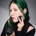 Danny Beeech Instagram - 播報國際新聞這麼久，已經說氣候多異常多熱說了兩三年，足足三年的氣候變遷新聞資料在腦子，但結果今年又櫻花超早開雪很早融化，一點都沒好轉嗚嗚看來今年又是一個突破天際爆幹熱的一年! 我不能說我是超級環保分子但至少還會有基本的環保sense，我媽邱女拖著舅舅自行去預定家宴的餐廳，我看到菜單有魚翅，我跟我妹還不顧一切出動在家族大群組，不顧一切的好言相勸長輩們不要吃魚翅，同時還是要感恩舅舅工作繁忙之餘勞苦功高的去看餐廳(在此還是很感恩舅舅) 但還是要強調吃魚翅非常不環保跟對鯊魚很殘忍，也根本不好吃，邱女還很不爽的說已經付訂金了不能改 我馬上一馬當先說沒事沒事我來打電話!大家別麻煩我處理~~~~(親切) 我就馬上查好電話等傍晚時直接打給餐廳，我說:姊姊，我不要魚翅，幫我換掉 結果舅舅在群組繼續說:可是你阿嬤很喜歡吃魚翅 我只好回:好那就訂一份給阿嬤。 後來我晚上比較閒的時候一查，以下來自網路 吃魚翅的壞處 海洋中的污染物如重金屬和毒素，在海洋生態食物鏈頂端的鯊魚，經由生物放大作用後，將各種海洋生物體內的污染物累積到鯊魚體內，當人類吃下肚後，便可能將重金屬與毒素一同吃進體內，魚翅內含高量的神經毒素BMAA ，可能對人體健康造成威脅，包括增加阿茲海默症的風險，攝取過量將可能損害腦部、神經系統。 哈阿哈哈哈哈哈哈哈哈哈哈哈哈哈哈哈吃魚翅跟本超毒哈哈哈哈哈哈哈哈哈，哪個白癡謠傳下來說很補??????!!!!!!!!!!!!!!!!!!!! 我阿嬤就是一個TLC沉重人生裡面尺碼的年長者，我看她吃下去就是更短命!!!!!! 哀總之今年又是或會破紀錄的熱，我最痛恨的夏天又要來了，因為要想盡辦法讓妝容很持久 口袋很緊的請服用這篇分析!便宜也是有好貨，又是開架中的資優生啦!!而且直逼專櫃的使用感!!!!留言一下有準備給小祖宗!! 1028 PRO FIX 修片狂系列 #PROFIX修片狂輕柔焦超時蜜粉 有兩色 透明色和明亮色 適合誰:皮膚混合到油田，想要修飾毛孔的小資女~!會愛死!!!夏天超適合!!!(乾皮可能要考慮) 這蜜粉真的是相當出色，上到臉上屬於薄透的蜜粉但卻又很明確地發揮柔焦霧化皮膚的功能!!!而且還可以疊擦都不會卡!我就算素顏時只擦防曬，防曬通常都有點保濕，這種溼答答狀態撲上去也完全就是變成柔焦感而不是麵糊!!!! 粉體細緻輕柔，不論刷子粉撲都非常好上! 控油持妝度我最近測試也相當持久，很明顯感受到出油變慢~但如果你皮膚很乾你還是考慮一下好了我怕你跟我靠北好乾好乾，但我油田就是愛慘!!!!!! 包裝部分也要大大誇讚，有彈力篩網之外還有一個完整蓋子可以分隔粉撲，超級衛生!!很多專櫃蜜粉還沒這樣分隔哈哈哈哈哈! 粉撲是很有專櫃風範的短毛細絨，非常舒適~~~ 然後價格非常討喜可愛，你就算臉很大用起來也不會心疼!! #PROFIX修片狂零瑕疵超時粉餅 適合誰:皮膚混合到油田，想要明確磨皮感粉餅的小資女~! 遮瑕度:不是分數是程度，1~10，約莫5 這粉餅也是有夠好用!!! 真的超強磨皮感，但妙的是卻不是超高遮瑕所以又有輕透度!(不一定超高遮瑕才是好)，那天我旁邊的化妝師一臉有點困惑這會好用嗎?我馬上把他上到我油到不行的額頭，我說你看!!!是不是很磨皮而且我沒吸油就上去也沒卡!!!!!!!!!那控油持妝度也很優秀，都是屬於油田友善園區~~~~~~~~我照片有做完整記錄，一開始是霧面妝感，但出油後就是漂亮的亮面奶油感~~~~ 包裝到粉撲也是真的逼近專櫃質感!!那粉撲直接幹掉一堆專櫃附贈粉撲哈哈哈哈哈哈哈哈阿 那跟蜜粉最大差異就是粉餅遮瑕度比較高喔!畢竟這塊是粉餅，功能上還是有差，可以自己看需求~~不過粉質一樣很細緻，控油持妝的表現都蠻優秀的!! 這次新品還有出另一個屈臣氏限定的匠人系迷你刷具組我也順便推一下，喔我很老實刷具組不是我業配的合作項目，我原本沒有任何興趣，我懶洋洋的用了之後超驚奇!!!! 坦白說我覺得台灣開架品牌刷具我很少用到我喜歡的(因為海外有很多更便宜還超好用) 但這組刷具的毛彈力優秀，到臉上的回饋感超級舒服!!!!刷感跟抓粉度都可圈可點，都很短又輕，放到筆筒會不見，但因為很短又很輕所以超適合帶著旅行或是出門!!!!基本上都沒踩雷，會最推大面積臉部刷具先入手，因為更能感受到那個質感舒服度~~! 有準備正貨給表弟妹~~~~!!!!隨你留言聊天，有準備三份~~~臉油或有脫妝困擾的的很適合來! 另外1028官方舉辦很有趣的活動，表弟妹可以飛過去看看 即日起至4/21 只要用1028 PRO FIX修片狂系列產品上妝公開限動並標記 @1028_taiwan 然後加入關鍵字 #PRO天荒超持妝挑戰賽 聽說乾媽給到最大獎價值破萬，大家自己點這邊去看連結：https://lihi.cc/AOnqP #PROFIX修片狂系列 #PRO天荒超持妝挑戰賽 #1028 #台灣第一彩妝品牌