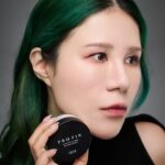 Danny Beeech Instagram - 播報國際新聞這麼久，已經說氣候多異常多熱說了兩三年，足足三年的氣候變遷新聞資料在腦子，但結果今年又櫻花超早開雪很早融化，一點都沒好轉嗚嗚看來今年又是一個突破天際爆幹熱的一年! 我不能說我是超級環保分子但至少還會有基本的環保sense，我媽邱女拖著舅舅自行去預定家宴的餐廳，我看到菜單有魚翅，我跟我妹還不顧一切出動在家族大群組，不顧一切的好言相勸長輩們不要吃魚翅，同時還是要感恩舅舅工作繁忙之餘勞苦功高的去看餐廳(在此還是很感恩舅舅) 但還是要強調吃魚翅非常不環保跟對鯊魚很殘忍，也根本不好吃，邱女還很不爽的說已經付訂金了不能改 我馬上一馬當先說沒事沒事我來打電話!大家別麻煩我處理~~~~(親切) 我就馬上查好電話等傍晚時直接打給餐廳，我說:姊姊，我不要魚翅，幫我換掉 結果舅舅在群組繼續說:可是你阿嬤很喜歡吃魚翅 我只好回:好那就訂一份給阿嬤。 後來我晚上比較閒的時候一查，以下來自網路 吃魚翅的壞處 海洋中的污染物如重金屬和毒素，在海洋生態食物鏈頂端的鯊魚，經由生物放大作用後，將各種海洋生物體內的污染物累積到鯊魚體內，當人類吃下肚後，便可能將重金屬與毒素一同吃進體內，魚翅內含高量的神經毒素BMAA ，可能對人體健康造成威脅，包括增加阿茲海默症的風險，攝取過量將可能損害腦部、神經系統。 哈阿哈哈哈哈哈哈哈哈哈哈哈哈哈哈哈吃魚翅跟本超毒哈哈哈哈哈哈哈哈哈，哪個白癡謠傳下來說很補??????!!!!!!!!!!!!!!!!!!!! 我阿嬤就是一個TLC沉重人生裡面尺碼的年長者，我看她吃下去就是更短命!!!!!! 哀總之今年又是或會破紀錄的熱，我最痛恨的夏天又要來了，因為要想盡辦法讓妝容很持久 口袋很緊的請服用這篇分析!便宜也是有好貨，又是開架中的資優生啦!!而且直逼專櫃的使用感!!!!留言一下有準備給小祖宗!! 1028 PRO FIX 修片狂系列 #PROFIX修片狂輕柔焦超時蜜粉 有兩色 透明色和明亮色 適合誰:皮膚混合到油田，想要修飾毛孔的小資女~!會愛死!!!夏天超適合!!!(乾皮可能要考慮) 這蜜粉真的是相當出色，上到臉上屬於薄透的蜜粉但卻又很明確地發揮柔焦霧化皮膚的功能!!!而且還可以疊擦都不會卡!我就算素顏時只擦防曬，防曬通常都有點保濕，這種溼答答狀態撲上去也完全就是變成柔焦感而不是麵糊!!!! 粉體細緻輕柔，不論刷子粉撲都非常好上! 控油持妝度我最近測試也相當持久，很明顯感受到出油變慢~但如果你皮膚很乾你還是考慮一下好了我怕你跟我靠北好乾好乾，但我油田就是愛慘!!!!!! 包裝部分也要大大誇讚，有彈力篩網之外還有一個完整蓋子可以分隔粉撲，超級衛生!!很多專櫃蜜粉還沒這樣分隔哈哈哈哈哈! 粉撲是很有專櫃風範的短毛細絨，非常舒適~~~ 然後價格非常討喜可愛，你就算臉很大用起來也不會心疼!! #PROFIX修片狂零瑕疵超時粉餅 適合誰:皮膚混合到油田，想要明確磨皮感粉餅的小資女~! 遮瑕度:不是分數是程度，1~10，約莫5 這粉餅也是有夠好用!!! 真的超強磨皮感，但妙的是卻不是超高遮瑕所以又有輕透度!(不一定超高遮瑕才是好)，那天我旁邊的化妝師一臉有點困惑這會好用嗎?我馬上把他上到我油到不行的額頭，我說你看!!!是不是很磨皮而且我沒吸油就上去也沒卡!!!!!!!!!那控油持妝度也很優秀，都是屬於油田友善園區~~~~~~~~我照片有做完整記錄，一開始是霧面妝感，但出油後就是漂亮的亮面奶油感~~~~ 包裝到粉撲也是真的逼近專櫃質感!!那粉撲直接幹掉一堆專櫃附贈粉撲哈哈哈哈哈哈哈哈阿 那跟蜜粉最大差異就是粉餅遮瑕度比較高喔!畢竟這塊是粉餅，功能上還是有差，可以自己看需求~~不過粉質一樣很細緻，控油持妝的表現都蠻優秀的!! 這次新品還有出另一個屈臣氏限定的匠人系迷你刷具組我也順便推一下，喔我很老實刷具組不是我業配的合作項目，我原本沒有任何興趣，我懶洋洋的用了之後超驚奇!!!! 坦白說我覺得台灣開架品牌刷具我很少用到我喜歡的(因為海外有很多更便宜還超好用) 但這組刷具的毛彈力優秀，到臉上的回饋感超級舒服!!!!刷感跟抓粉度都可圈可點，都很短又輕，放到筆筒會不見，但因為很短又很輕所以超適合帶著旅行或是出門!!!!基本上都沒踩雷，會最推大面積臉部刷具先入手，因為更能感受到那個質感舒服度~~! 有準備正貨給表弟妹~~~~!!!!隨你留言聊天，有準備三份~~~臉油或有脫妝困擾的的很適合來! 另外1028官方舉辦很有趣的活動，表弟妹可以飛過去看看 即日起至4/21 只要用1028 PRO FIX修片狂系列產品上妝公開限動並標記 @1028_taiwan 然後加入關鍵字 #PRO天荒超持妝挑戰賽 聽說乾媽給到最大獎價值破萬，大家自己點這邊去看連結：https://lihi.cc/AOnqP #PROFIX修片狂系列 #PRO天荒超持妝挑戰賽 #1028 #台灣第一彩妝品牌