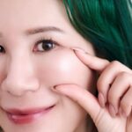 Danny Beeech Instagram - 兩週前綜口味跟一位韓國非常知名美女健身網紅合作，她是每天運動5小時的變態哈哈哈哈哈，然後還參加過體能之巔，我不知道找我這種體能之谷，谷底的靠近她幹嘛!!! 我是完全不在乎我跟她體能跟勇猛腹肌之間的差距(我們三人還自封脂肪富翁)，我一直猛看她皮膚!!真的就是傳說中韓國明星那種天生吸血鬼白又極光滿滿的濾鏡皮膚! 馬的完全被她皮膚的極光震懾，她旁邊都有光暈的感覺。就算她的五官不是什麼絕世無敵大美女(是可愛鄰家款)，但整體配起來分數有夠高!!!!!!! 來~臉又油又粗又暗的!!! 蘭蔻極光水改版啦!不夠油粗暗我拜託你就不要碰哈哈哈哈! 舊版極光水上市以來我非常的愛，因為他真的人如其名，就是用了臉會極光。我用到她蓋子那銀色都被我磨光哈 極光水第一次的重磅升級 新的超級極光水保留97:3完美雙層比例 你可能會問我不是跟舊版一樣嗎？ 不！繼續看下去！ 97%光肌素-首創激活再生科技 含有 50%高濃度山毛櫸芽萃取與微酸溫和煥膚複方協同作用，能有效促進肌膚表層新陳代謝，快速代謝肌膚中的老廢細胞並且提高細胞新生速度，達到速酵煥膚150%。可以有效細緻毛孔，改善粗糙，使膚質全面進化 3%舒緩保濕植萃精油 單純地拋光或許會造成肌膚乾巴巴的感覺，但用首創光肌素煥膚，去瑕疵同時還增加肌膚含水量，再搭配這層新版的精油，反而可以八倍長效更保濕!!!超清爽的潤而不膩，油水很平衡的狀態!! 而且超級極光水裡面沒有添加酒精、香料跟礦物油，用起來更舒適更安心！ 初次使用大概兩個禮拜就會火速很有感，皮膚的小顆粒箕皮會變成光滑漆皮!!!!然後皮膚原本如同陰天一樣灰暗的，真的就是極光降臨那樣的光亮!!!!!!不是變白，是亮!!!!!ber ber亮!皮膚上有星星的感覺哈哈哈哈! 皮膚會變細緻非常多，膚色不均也可以得到很大的改善，素顏的時候會光可鑑人，油水也邁向更平衡，我真的好努力保養，我就愛漂亮，那天跟客戶開會時，我把正在開發的打亮往臉上塗，我很苦惱地說:啊今天沒畫底妝這樣不準確.... 三位客戶說:你沒畫底妝?????????你沒有底妝???????????你現在皮膚是沒底妝???? 喔對，我因為太努力保養，副作用就是~非必要好懶的化妝哈哈哈哈哈哈哈但為了研究美妝我還是會畫啦哈哈哈哈哈 雖說有些人會覺得這種有煥膚功效的產品本來是做給粗糙大油田用，但我有一個朋友乾皮她用也很適合~如果會擔心，我會建議先領試用看看比較保險。 用法很簡單，瓶子裏面有一個專利的仙女棒，3/97油水以bartender姿態搖搖搖，然後我就倒在手上，毫無技巧的抹在臉上，光亮漆皮就這樣得到!! 現在可以到我的限時動態點擊連結， 馬上填單兌換試用新的超級極光水10ML 小黑瓶2ML 保養品就是免費的用用看，合適再買，不要浪費錢，摳門巨星關心您。 #蘭蔻 #超級極光水 #全新光肌素 #首創速酵煥膚 #細緻毛孔爆水透亮