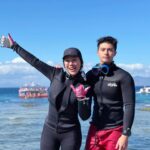 Danny Beeech Instagram – 這次參加 @52longdong 到菲律賓一個很冷門的島潛水，是明多洛的PG島，這裡完全不是觀光勝地，觀光客很少，少到我有夠擔心他們滅島哈哈哈哈哈哈哈!!只有專門要潛水的人才會來到這

但很愛潛水的我很推，因為這裡菲律賓人服務潛水服務的很好!都會幫你把重裝穿好收好還換氣瓶，蛙鞋還幫你每個人的都堆好，叫按摩到房間一小時台幣好像也才三百多，而且菲律賓東西神難吃，堪比小時候學校訂的媽媽塔便當哈哈哈哈哈! 

 

我都跟紀董說我是參加飢餓三十團嗎?但這不是缺點，我覺得更好，順便參加減肥團哈哈哈哈哈阿哈阿哈哈!!!!要是去日本潛水，就是增肥團哈哈哈哈哈 

原本以為的大自然凹豆之旅，沒想到晚上居然更精彩，這裡充滿迪斯可，我先解釋一下，菲律賓迪斯可裡面有很多性工作者坐在那裏等男人來點，然後晚上會有ladyboy的秀可以看，那天我們就出於好奇大家一起去 

沒想到在菲律賓，找到我們家紀董的天職~ 

 

紀董根本不該當網紅，他根本該到菲律賓賣銀哈哈哈哈哈哈哈哈哈哈哈阿哈哈哈哈!!(故意錯字) 

 
紀董風靡ladyboy跟所有菲律賓性工作者!!!!!!!!! 

性工作者的女性們原本一臉都很無聊的等男人，一臉厭世 

但看到紀董時，全部性工作者眼睛都亮了，彷彿玄彬降臨，全部瘋狂對紀董拋媚眼哈哈哈哈哈哈哈哈哈哈哈哈哈哈哈哈哈哈，一臉性ㄩˋ超強哈哈哈哈哈阿哈哈哈哈哈哈哈哈 

 

所有ladyboy表演時，全部每一個都狂找紀董互動，重點是紀董被請上台，被ladyboy狂摸狂抱，有一個菲律賓山謬傑克森，他(還她)根本整個人已經要把紀董吃掉! 

 

但出於禮貌，紀董居然還要給小費，我沒見過這麼虧的事情哈哈哈哈哈哈哈哈哈哈哈哈哈哈哈哈哈阿哈! 

 

然後玩遊戲時紀董被迫脫個精光，但ladyboy姊姊有拯救他，給他套一件洋裝(所以沒有在大家面前全裸)，你們知道怎樣嗎? 

 

全部性工作者瞬間趴到地下，想看紀董的老二哈哈哈哈哈哈哈哈哈哈哈哈哈哈哈哈哈哈哈哈哈哈哈哈哈我要瘋了哈哈哈哈哈哈哈哈哈哈哈哈哈哈哈哈哈哈哈 彷彿沒看過老二

 

出道及巔峰，轟動菲律賓!!! 

 

馬的我跟潛水團導遊很想把紀董壓在這撈錢，我當媽媽桑他當爸爸桑，性工作者去出賣皮肉的錢，拿來消費紀董的皮肉

 

全程我都有拍下但礙於很多尺度問題我還不知道到底要怎樣剪接才能上傳，早知如此綜口味應該全體出動寶光哥來拍!!!!!!!!我一個人拍得很辛苦!!!!!!!!!!!!!!!!!!!!