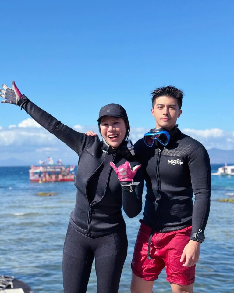 Danny Beeech Instagram - 這次參加 @52longdong 到菲律賓一個很冷門的島潛水，是明多洛的PG島，這裡完全不是觀光勝地，觀光客很少，少到我有夠擔心他們滅島哈哈哈哈哈哈哈!!只有專門要潛水的人才會來到這 但很愛潛水的我很推，因為這裡菲律賓人服務潛水服務的很好!都會幫你把重裝穿好收好還換氣瓶，蛙鞋還幫你每個人的都堆好，叫按摩到房間一小時台幣好像也才三百多，而且菲律賓東西神難吃，堪比小時候學校訂的媽媽塔便當哈哈哈哈哈! 我都跟紀董說我是參加飢餓三十團嗎?但這不是缺點，我覺得更好，順便參加減肥團哈哈哈哈哈阿哈阿哈哈!!!!要是去日本潛水，就是增肥團哈哈哈哈哈 原本以為的大自然凹豆之旅，沒想到晚上居然更精彩，這裡充滿迪斯可，我先解釋一下，菲律賓迪斯可裡面有很多性工作者坐在那裏等男人來點，然後晚上會有ladyboy的秀可以看，那天我們就出於好奇大家一起去 沒想到在菲律賓，找到我們家紀董的天職~ 紀董根本不該當網紅，他根本該到菲律賓賣銀哈哈哈哈哈哈哈哈哈哈哈阿哈哈哈哈!!(故意錯字) 紀董風靡ladyboy跟所有菲律賓性工作者!!!!!!!!! 性工作者的女性們原本一臉都很無聊的等男人，一臉厭世 但看到紀董時，全部性工作者眼睛都亮了，彷彿玄彬降臨，全部瘋狂對紀董拋媚眼哈哈哈哈哈哈哈哈哈哈哈哈哈哈哈哈哈哈，一臉性ㄩˋ超強哈哈哈哈哈阿哈哈哈哈哈哈哈哈 所有ladyboy表演時，全部每一個都狂找紀董互動，重點是紀董被請上台，被ladyboy狂摸狂抱，有一個菲律賓山謬傑克森，他(還她)根本整個人已經要把紀董吃掉! 但出於禮貌，紀董居然還要給小費，我沒見過這麼虧的事情哈哈哈哈哈哈哈哈哈哈哈哈哈哈哈哈哈阿哈! 然後玩遊戲時紀董被迫脫個精光，但ladyboy姊姊有拯救他，給他套一件洋裝(所以沒有在大家面前全裸)，你們知道怎樣嗎? 全部性工作者瞬間趴到地下，想看紀董的老二哈哈哈哈哈哈哈哈哈哈哈哈哈哈哈哈哈哈哈哈哈哈哈哈哈我要瘋了哈哈哈哈哈哈哈哈哈哈哈哈哈哈哈哈哈哈哈 彷彿沒看過老二 出道及巔峰，轟動菲律賓!!! 馬的我跟潛水團導遊很想把紀董壓在這撈錢，我當媽媽桑他當爸爸桑，性工作者去出賣皮肉的錢，拿來消費紀董的皮肉 全程我都有拍下但礙於很多尺度問題我還不知道到底要怎樣剪接才能上傳，早知如此綜口味應該全體出動寶光哥來拍!!!!!!!!我一個人拍得很辛苦!!!!!!!!!!!!!!!!!!!!