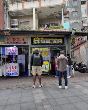 Danny Beeech Instagram - 帶黑豹去淡水老街

他吃了兩個炸蛋蔥油餅，自從去年在宜蘭吃到柯氏驚為天人，成為炸蛋蔥油餅鐵粉。

我說：喔好啦以後我住美國時來查查怎麼做

黑豹：如果妳做的出來我會再下跪求婚一次

哈哈哈哈哈哈哈哈哈哈哈哈我想可能是無法成功啦

我則是吃了六串烤鳥蛋（還有加刎仔魚）哈哈哈哈哈哈哈哈哈哈哈哈哈，你沒看錯！

沒辦法飲食控制的人很需要蛋白質，我實在不知道能吃什麼但又很餓！

#淡水 #淡水老街 #淡水美食 #旅遊