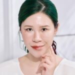 Danny Beeech Instagram - 最近因為我生日，我就中年危機，各位不用祝福我，我就是六人行裡面的瑞秋，面對生日只想對天大吼:WHY~~~~~~~~~~~~~~~ 為何要奪走我的青春!!!!但我妹琵趴很給我面子，他發了一張我們吃蛋糕的照片，然後寫:這人39了素顏這樣合理嗎? (備註:我真的不知道我幾歲，我1985年生，但三太子篤定我41歲哈哈哈哈哈哈哈) 然後我難過得還打給友人奇葩訴說生日的苦，他說:4開頭就是一種阿桑感，我們現在就是阿桑~~~~~~~~~~~~~~~~~ 對~~三人去夜店相加歲數會破百!!! 阿桑妮妮要更努力保養跟化粧，你們知道我多瘋嗎? 我曾經在讀書後發現市面上很多卸粧油不行，但我還沒找到正確卸粧油之前，用廚房的橄欖油混嬰兒油卸粧哈哈阿哈哈阿!但過程神麻煩，不用為了省錢去學! 因為好的油是不會讓臉長痘痘的~~~一堆網路說卸粧油容易致痘粉刺，那是因為用錯產品，是不好的合成脂假油才會讓臉長痘痘，油是很棒的一種卸粧質地~不然為何臉出油後粧會溶化啦!!!後來好險幾個月後我就找到正確的卸粧油~ 好的油真的不會讓臉長痘痘，是對皮膚很友善的! 我人生唯一使用的卸粧油，連續用超過10年50罐有了啦!!!超級好用唯一指定!! 就是日本熱銷1.6億瓶 DHC深層卸粧油!(高中時還跟同學一起郵購哈哈哈哈哈哈哈哈哈哈哈哈我的天有還知道郵購本嗎?但當時年紀小不太懂這瓶卸粧油的好，我是2012年才開始連續用到現在沒斷) 選用手工摘採西班牙青嫩橄欖，把他榨成新鮮的油之後做成100%橄欖油基底的親膚卸粧神品!! 下面這幾種不OK的都沒有亂加： • 無香料 • 無色素 • 無礦物油 • 無石油界面活性劑 • 無Paraben防腐劑 非常溫和卸粧，我有化粧時一定會用，他能徹底溶解彩粧，而且這樣按摩也很滑順不會拉扯皮膚，真的會卸到靈魂深處的乾淨，還有添加迷迭香、甘草誘導體、維他命E等成分，卸粧同時也能呵護皮膚~~~~~所以卸粧後皮膚還會很嫩但卻不油膩，除了能徹底卸淨難卸的彩粧外，亦能清潔多餘的皮脂、老舊角質、毛孔中的髒污。真的零缺點，我移民美國時萬一美國沒賣，拎祖媽就是~~~喔付費逼迫乾媽跨海寄來哈哈哈哈哈哈阿哈! 而且這罐非常適合卸濃粧~~~~很濃的持久型口紅跟眼線到眼線膠都能輕鬆愉快歡笑卸除(但睫毛膏記得要溶比較久一點，一樣卸得毫不殘留) 步驟一: 雙手洗乾淨後擦乾，手擦乾!!!!! 步驟二: 壓卸妝油 步驟三: 歡樂按摩 步驟四: 用水沖洗，一定要完全乳化喔，就是臉上看不到白白的汁液 這步驟很關鍵，我後來研發出一個很加快速度又保證的方法，就是這裡用很紅的洗臉巾沾濕後，邊洗邊用洗臉巾輕輕擦臉，趕時間或沒耐心的這樣速度超快，還可以靠那輕微摩擦力保證!!!!!有夠好用，人生唯一愛的卸粧油!! 最近DHC週年慶，限定優惠推出深層卸粧油加大特惠組66折! 跟我一樣摯愛這瓶卸粧油的省錢囤起來! 用它你還不用花更多錢去救被其他不好用的卸粧油弄爛的臉 乾媽要我把這好東西分享給大家，這篇貼文留言隨你啦，沒事想講那就隨便迷湯讓我生日過的不感傷一點，翻牌5位送「深層卸粧油100ml 」 @dhc_tw #DHC #深層卸粧油 #卸粧狠角色 #週年慶