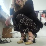 Daphné Bürki Instagram - Point Look. Point Barre. Au fond du studio! À votre demande! #culturebox #culturemode #aprestout Je vous embrasse fort 1. Total look @thefrankieshop shoes @adieushoes Bijou @lujparis 2. Pull @thefrankieshop Pantalon @cfcl_official Shoes @adieushoes 3. Veste/pantalon @yoox T-shirt @jadduuofficial Shoes @louboutinworld Bijou @lujparis 4 et 5. Veste @thelabeledition Pantalon @bluemarbleparis Shoes @rogervivier Bracelet @jeannette__studio 6. Top et gilet @studio_lafetiche Shoes @laurencedacadeparis 7. Ensemble @heimstone Shoes @laurencedacadeparis 8, 9 et 10. Pull @surpriseparis Pantalon @essentielantwerp Shoes @mango Boucle d’oreille @saison1865 Collier @lamomebijou Sac @cahuparis 📷 et Partner mode @capucine.cbc Beauty @annabelgrangere @celineregnard_makeup @alicedechavanne Hair @manuecoiff