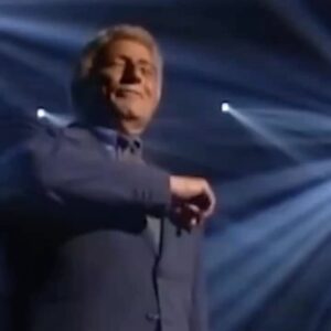 Daphne Zuniga Instagram - Thank you Tony Bennet 🙏🏼 for your voice, your song, your art, your life! We have a tradition of cocktails, backgammon and Tony Bennet . It’s been one of the best additions to my life. 🙏🏼🕊️🥰 Rest in peace Tony Bennet! Fly to the moon! 💜🕊️ @oldjohnsdiner is playing I Left My Heart in San Francisco right now ❤️👏🏻