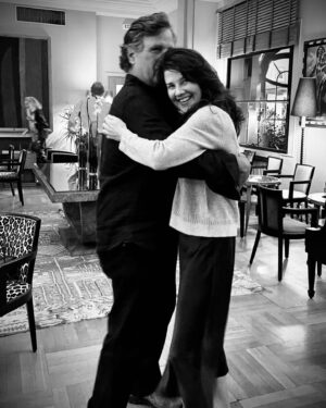 Daphne Zuniga Instagram - Thank you Tony Bennet 🙏🏼 for your voice, your song, your art, your life! We have a tradition of cocktails, backgammon and Tony Bennet . It’s been one of the best additions to my life. 🙏🏼🕊️🥰 Rest in peace Tony Bennet! Fly to the moon! 💜🕊️ @oldjohnsdiner is playing I Left My Heart in San Francisco right now ❤️👏🏻