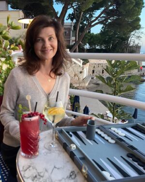 Daphne Zuniga Instagram - Thank you Tony Bennet 🙏🏼 for your voice, your song, your art, your life! We have a tradition of cocktails, backgammon and Tony Bennet . It’s been one of the best additions to my life. 🙏🏼🕊️🥰 Rest in peace Tony Bennet! Fly to the moon! 💜🕊️ @oldjohnsdiner is playing I Left My Heart in San Francisco right now ❤️👏🏻