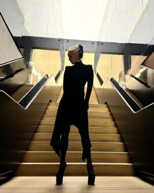 Daphne Guinness Instagram - CHANEL 🖤🤍✨💫💕

#GabrielleChanel #Chanel #VandAMuseum