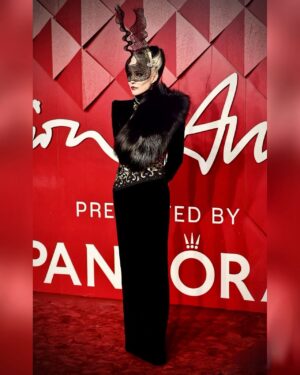 Daphne Guinness Instagram - My dearest friend @giancarlogiammetti and maestro @realmrvalentino. So many memories. Such perfection, style, elegance and the magic ingredient, Love!! ❤️✨

Mask by @philiptreacy ❤️💫

#BritishFashionAwards #VALENTINO #congratulations
