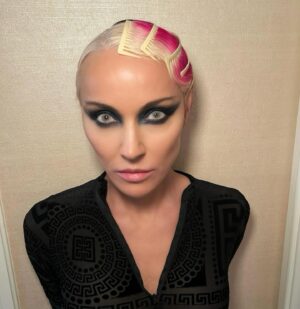 Daphne Guinness Instagram - I might look like an icicle…. #oscars24

#makeupbypatmcgrath using #patmcgrathlabs hair @peter.savic 💥🌋