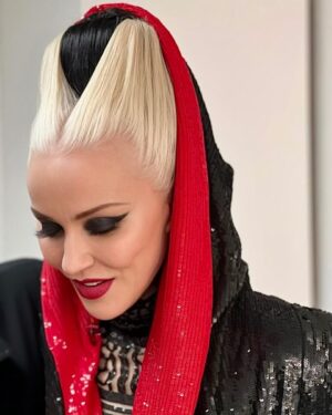 Daphne Guinness Instagram - Thank you for all the love!! ❤️🖤✨

Watch my guest appearance of @dragraceukbbc on @bbciplayer 💫

💇‍♀️ @tomwberry 
💄 @juliecooper_makeup 

#dragrace #dragraceuk #rupaulsdragrace