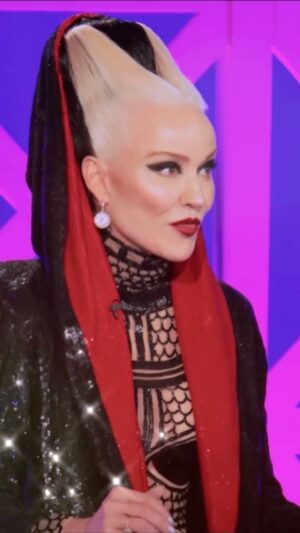 Daphne Guinness Instagram - I had an absolute ball as a guest judge on this week’s @dragraceukbbc episode! 💫

Thank you @rupaulofficial @bbcthree for having me 💕
Best of luck to the final queens 🧿

💇‍♀️ @tomwberry 
💄 @juliecooper_makeup 

#dragrace #dragraceuk #rupaulsdragrace