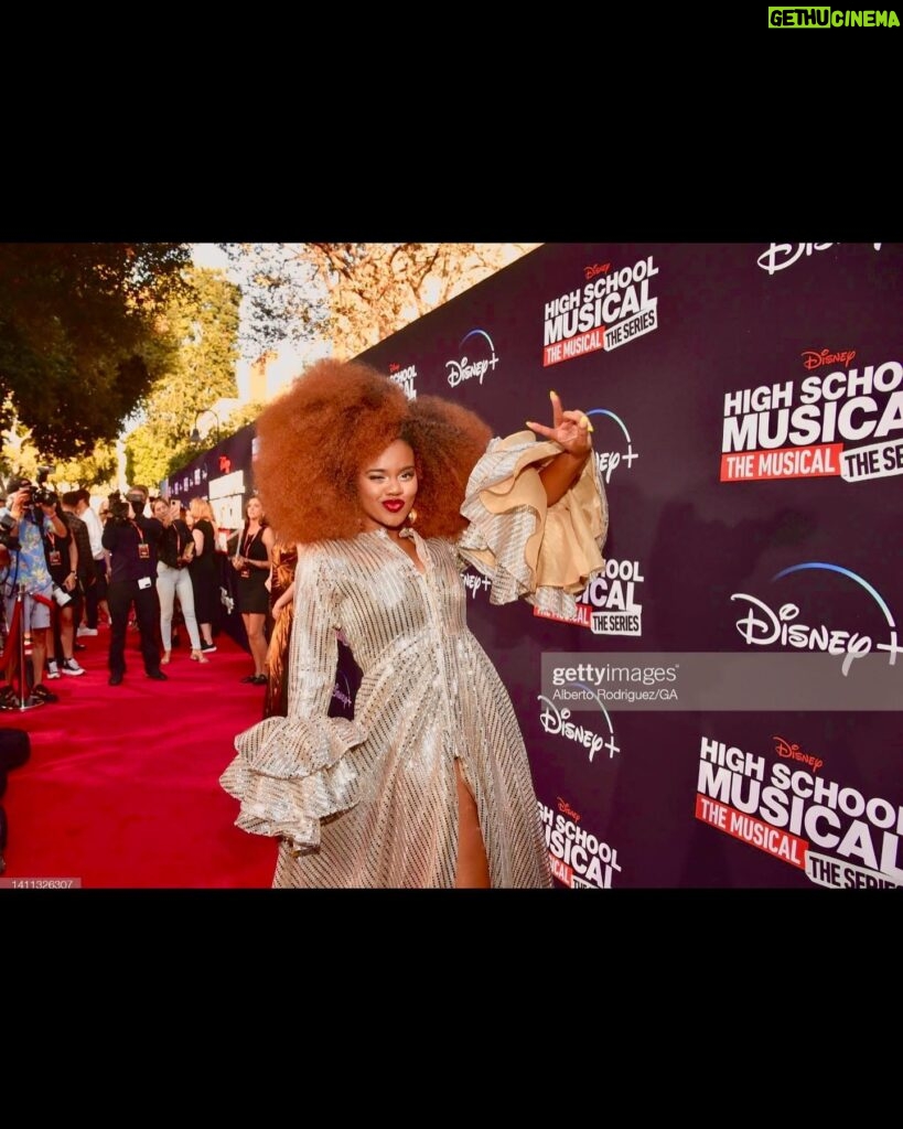 Dara Reneé Instagram - AHHHH!! I know I’m late posting but for the first time in a LONG TIME, I had my family from BMORE come GET LIT WITH ME!! Seeing my family on the red carpet serving like I’ve always dreamed makes all this worth while ❤️ Thank you Jesus for these moments that I prayed for 💛 LOOK YALL!! WE MADE IT🥹❤️❤️ Styled : @mrenriquemelendez Fitted : @auntfunkyscloset Hair: @ro_styles_hair