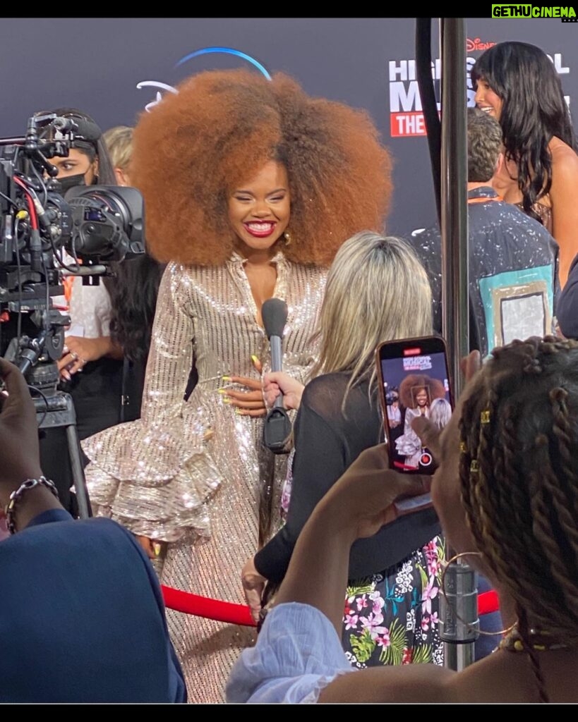 Dara Reneé Instagram - AHHHH!! I know I’m late posting but for the first time in a LONG TIME, I had my family from BMORE come GET LIT WITH ME!! Seeing my family on the red carpet serving like I’ve always dreamed makes all this worth while ❤️ Thank you Jesus for these moments that I prayed for 💛 LOOK YALL!! WE MADE IT🥹❤️❤️ Styled : @mrenriquemelendez Fitted : @auntfunkyscloset Hair: @ro_styles_hair