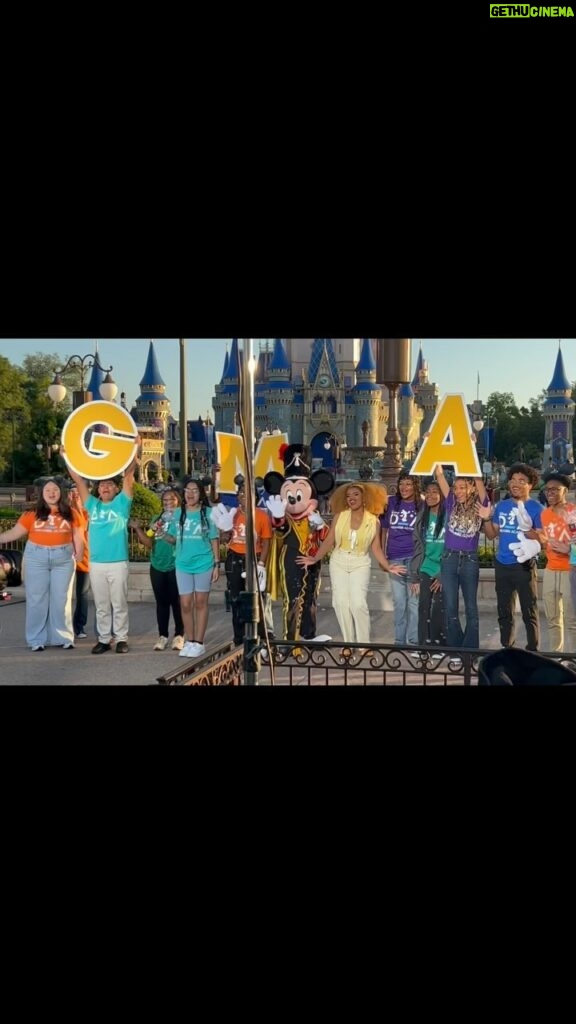 Dara Reneé Instagram - Thank you soooooo much Disney Dreamers!!! For allowing me to be your 2024 Dream ambassador!!! The dreamers of today have inspired me in so many ways!! This group of impeccable young people have given me so much hope for their future with their extraordinary talent and brilliance! Shoutout to 2024 DISNEY DREAMERS!!!!🥹💛🌻🎉 #disneydreamersacademy !!