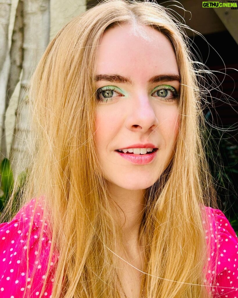 Darcy Rose Byrnes Instagram - Glas (green) 💚 #gaeilge #green #stpatricksday #hair #longhair 💄makeup by @michaelajamesmu 💋