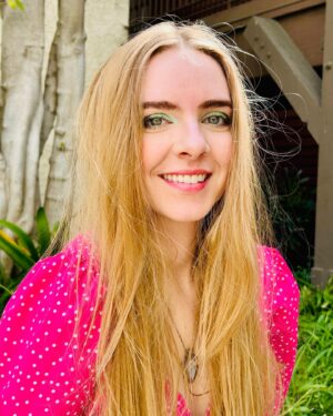 Darcy Rose Byrnes Instagram - Glas (green) 💚 #gaeilge #green #stpatricksday #hair #longhair 💄makeup by @michaelajamesmu 💋
