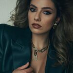 Daria Petrozhytska Instagram - Неймовірно творча зйомка❤️‍🔥 І це все завдяки цим людям, які створили і побачили мене такою 🥰 PHOTO @agapovandarno MODEL @petrozhitskaya STYLIST @dika_anka HAIR & MAKEUP @starovoitova.makeup PARTNERS @premier_palace_hotel @domino_ua @anastasia_shukhnina @_atelier_margo @makova.official Чекайте ще ❤️‍🔥