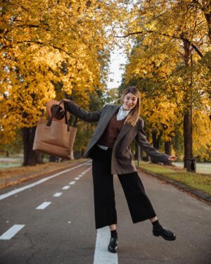 Daria Petrozhytska Instagram - Даша: я люблю, щоб я нічого не робила, а фотографії були красивими)
Ліза: супер, нічого не роби, просто будь собою
Даша: Done ✅ 

Неймовірно живі кадри з неймовірно ЖИВОЮ @petrozhitskaya 🥰

Наша фототерапія вдалася на всі 100%))