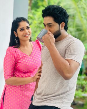 Darshana Das Instagram - Le ; sarayu - Manuetta !!! 
 Manohar. - entha sarayu 😜
 Sarayu. - enna america pone 😂
 
Le ; manohar - plig 😜😜 
 Clicked by @sabuvargheseofficial