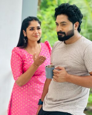 Darshana Das Instagram - Le ; sarayu - Manuetta !!! 
 Manohar. - entha sarayu 😜
 Sarayu. - enna america pone 😂
 
Le ; manohar - plig 😜😜 
 Clicked by @sabuvargheseofficial