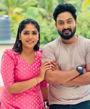 Darshana Das Instagram - Le ; sarayu - Manuetta !!! 
 Manohar. - entha sarayu 😜
 Sarayu. - enna america pone 😂
 
Le ; manohar - plig 😜😜 
 Clicked by @sabuvargheseofficial