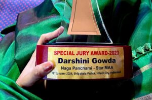 Darshini Gowda Instagram - Started 2024 with the blessings and gratitude✨

Thanks to @padmamohana_awards 🎊
This means a lot nd Am truly grateful🤍