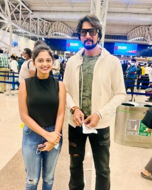 Darshini Gowda Instagram - The only actor whom I went to talk nd asked for photo🌟

My inspiration ✨
Our beloved ಅಭಿನಯ ಚಕ್ರವರ್ತಿ , Baadshah of KFI Kichha Sudeep Sir🤍
@kichchasudeepa 🤩

Thank you so much for your time🤗
Awaiting for your entry as VIKRANT RONA🎊🎉

#kichhasudeep #vikrantrona #kfi #abhinayachakravarthi #baadshahofkfi #fangirlmoment😍