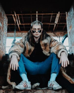 Darya Rudenok Instagram - Антон: хочет писать музыку и читать рэп, но его жизнь в опасности из-за отсутствия доступа к редкому лекарству
Миха: хочет помочь брату с лечением и... создаёт подпольную лабораторию 💊

От благих намерений победить генетическое заболевание прямиком в криминальный мир. Драмеди «Фарма» уже этой весной только на PREMIER.

Марк Эдельштейн в роли Антона, Миху сыграл Никита Павленко. Также в сериале снимались: Сергей Гилев, Александр Головин, Дарья Руденок, Арам Вардеванян и другие.

📸 со съёмок сериала