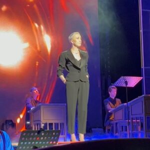 Darya Moroz Instagram - #урокилитературы в @leningradcenter отдельный вид удовольствия. Спасибо тебе дорогой @mikhaylovfelix ♥️ Так круто когда дома, с друзьями и в живом, не актерском, а человеческом режиме.. 
#video by #дочьдочь @anna.konbog75 которой отдельное спасибо♥️
#ленинградцентр #феликсмихайлов #dariamoroz #actress