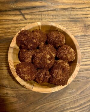 Daryl Hannah Instagram - I’m making everything lately, with Einkorn 💗

Banana bread
Bread
& sugar-free doughnut holes 

Einkorn is an ancient grain & the world only wheat known to not have been hybridized.
It is prized for its nutrients, easily digestible, lower levels of gluten, not as likely to cause gut inflammation, and its non-GMO status.

Easy Bread Recipe- 
2 cups Einkorn flour
1 cup kefir or vegan coconut kefir 
3 tbs baking powder 
1/2 tsp salt 
 
Mix (w gloves - sticky) 
No kneading 
Put dough ball in a bowl cover with a cloth for 2 hours
Put on baking sheet @ 
350 for 45 min or till golden brown 

Donut holes 
1/2 cup Einkorn flour
1/4 cup yogurt ( or organic vegan yogurt)
1/4 cup brown swerve or monk fruit ( monk fruit is very sweet but doesn’t raise your glucose & you could use a little less) 
2 tbs cinnamon 
Spray with coconut oil & airfry for 10 mins @ 325
Dip in melted butter (or coconut oil) sweetener & cinnamon to cover 

They’ll probably taste better with sucanat or maple sugar but….

Enjoy 💕mmm!