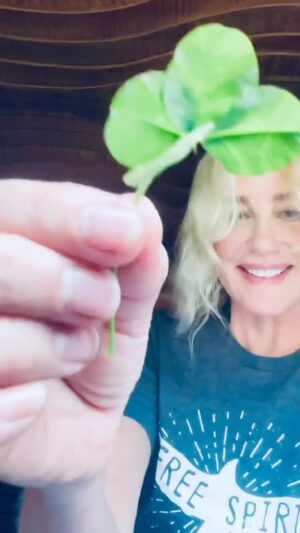 Daryl Hannah Instagram - shamrocks are 3 
but here’s 1 extra 
4 luck
💚🍀💚