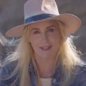 Daryl Hannah Instagram - Make the world happy 💕
let’s do this toy industry!

Break Free from your Petrochemical Plastic Addiction 

there’s no time like the present to address our climate , pollution &! waste crisis 
☮️💗
we believe in you l!