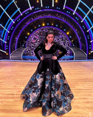 Dáša Šárközyová Instagram - 🖤 Minule DAMA, teraz DRAMA🔥.. Druhe kolo @letsdance.markiza za nami.. Uz mate svojho favorita?😉.. 
Saty: @maksstudio_pozicovnasiat 
Vizaz: @mirkabaluchova_makeup