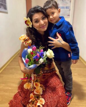 Dáša Šárközyová Instagram - 🥰 Toto moje kuriatko vcera konecne prvykrat videlo maminku ako Moanu😍✨.. Vraj sa mu pacila najviac zo vsetkych🥹.. Milujem❤️..