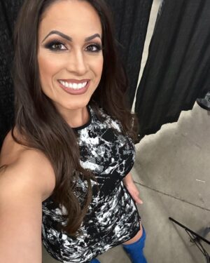 Dasha Kuret Gonzalez Instagram - It’s a beautiful #Saturday night here in #GrandRapids #michigan 😃🤗 Who is ready for #AEWCollision tonight live at 8/7C on #TNT 💃🏽🤓🤘🏽I’ll see y’all soon!!! 

💁🏽‍♀️ & 💄: @dear.salem