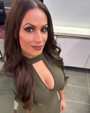 Dasha Kuret Gonzalez Instagram - Saturday night we collide!!! Who’s ready for #AEWCollision 😃🤗🥳 We’re less than 30 min away from going live on #TNT

💄& 💁🏽‍♀️: @aewglam @joannadeemakeup 

#Wrestling #AEW #Cleveland #MasDasha