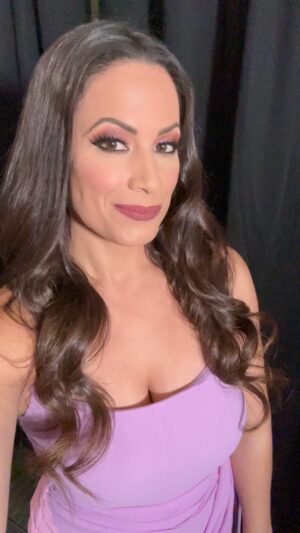 Dasha Kuret Gonzalez Instagram - Oh what a night!!! Tonight’s fit for #AEWWrestleDream in #Seattle #WA 

Did y’all enjoy the show??? 

@aewglam 💄: @joannadeemakeup 💁🏽‍♀️: @dear.salem @aew @aew_heels @climatepledgearena @aewontv #announcer 

Also big shout out to @daingersnake for coming in clutch and hemming my little flowy side train 😝 Bc of him I’m not on a tripping blooper reel 😏🤓🤘🏽