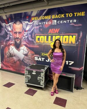 Dasha Kuret Gonzalez Instagram - Last Saturday night live from the @unitedcenter in Chicago, IL!!! What an honor!!! 😃🤗💃🏽😇🙏🏽 I’ve worked 9 hard years in the wrestling industry to get to where I’m at and on my almost 4 year anniversary with @aew I was blessed with the task of announcing the first #AEWCollision episode. I was fortunate enough to announce the 1st ever episode of #AEWRampage live from Pittsburgh, PA, but this one just hits a little different because you’ll get to see and hear me on TNT as the official ring announcer this time around.
💃🏽🥳😃 

Thank you @aewglam @dolledupbydani for this beautiful look!!! Shout out to @ontheairalex for snapping 📸 the last photo for me!!! 😃🫶🏽 #wrestling #MasDasha